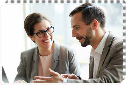 Homem e mulher vestidos de terno em reunião