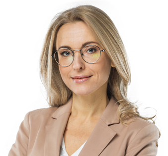 Mulher loira, usando um terno demostrando confiança